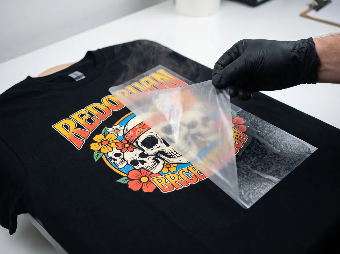 Décollement du film de transfert DTF après pressage thermique sur un t-shirt