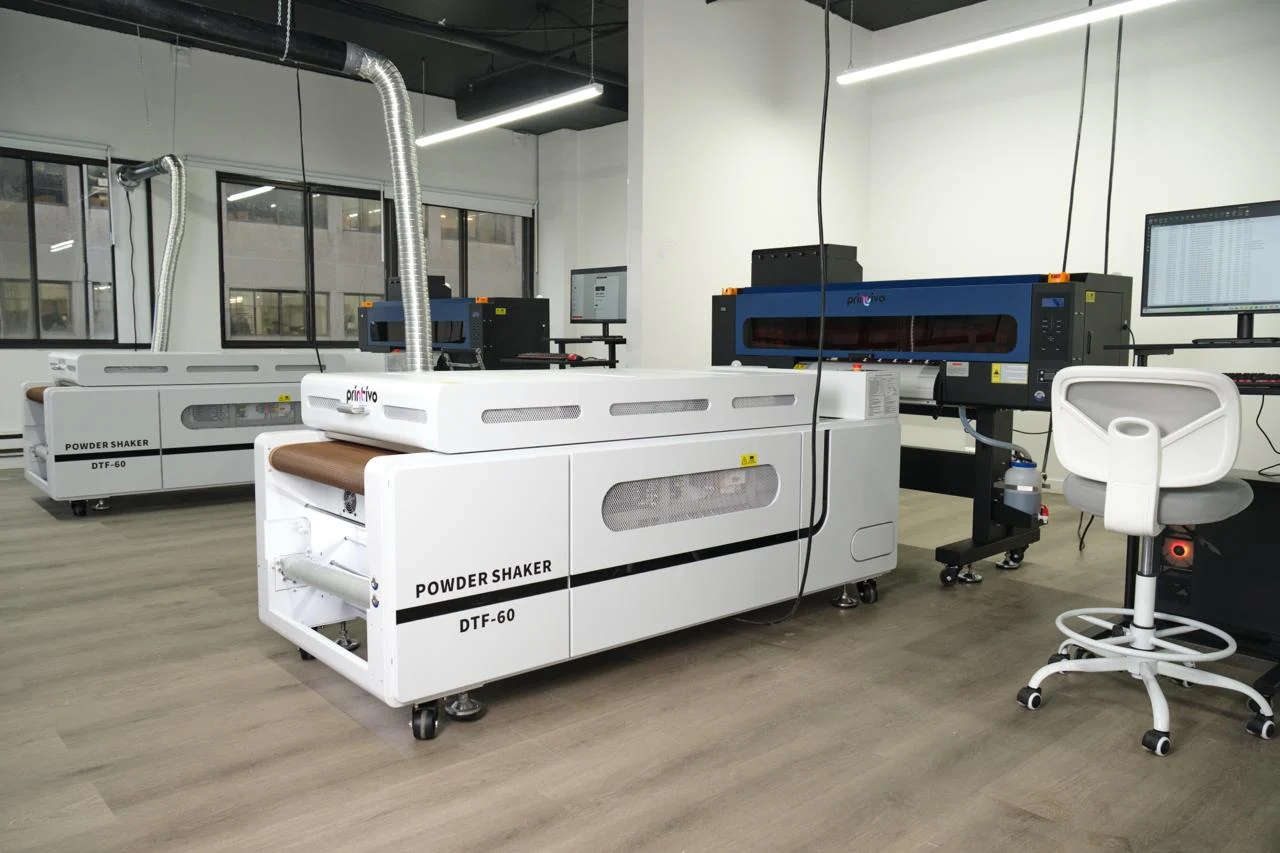 Imprimante DTF grand format et applicateur de poudre dans l'atelier Printivo